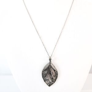 Vintage dainty necklace leaf pendant silver